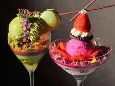 抹茶のパフェと苺のパフェ