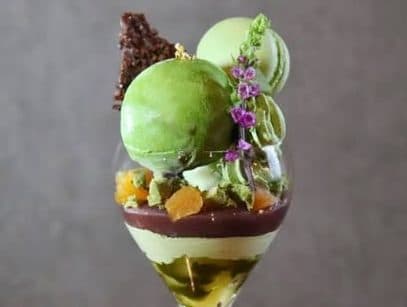 抹茶アイスとマカロンを重ねたパフェ